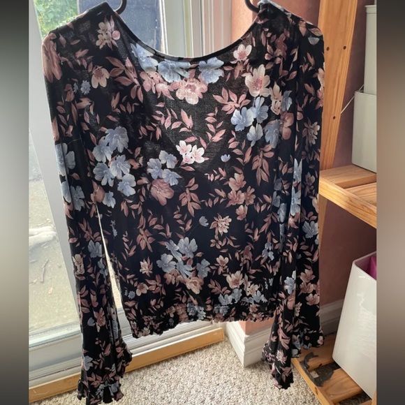 American Eagle Women’s v-neck long sleeve top - Picture 3 of 4